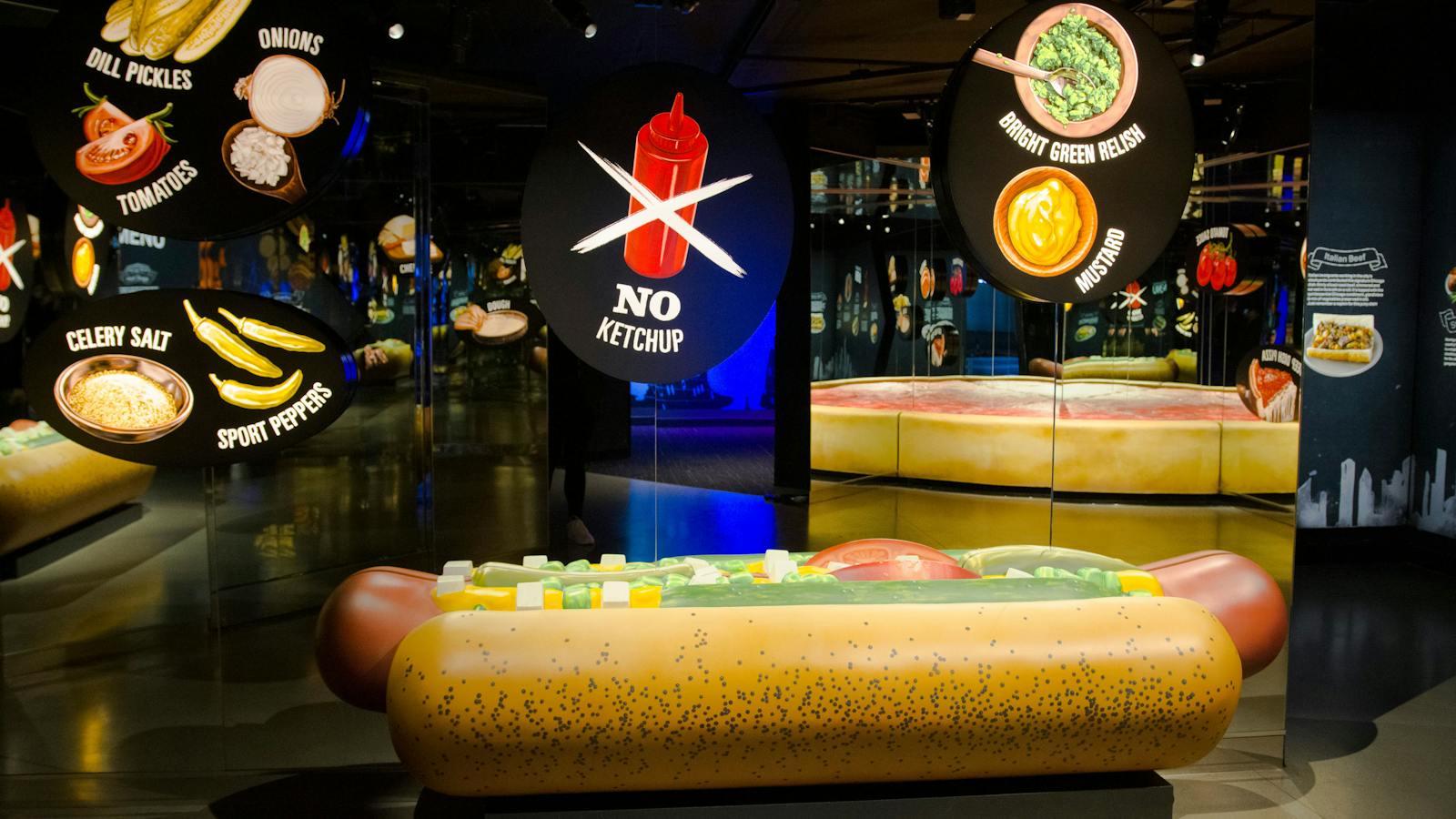Skydeck Chicagoの巨大ホットドッグ展示