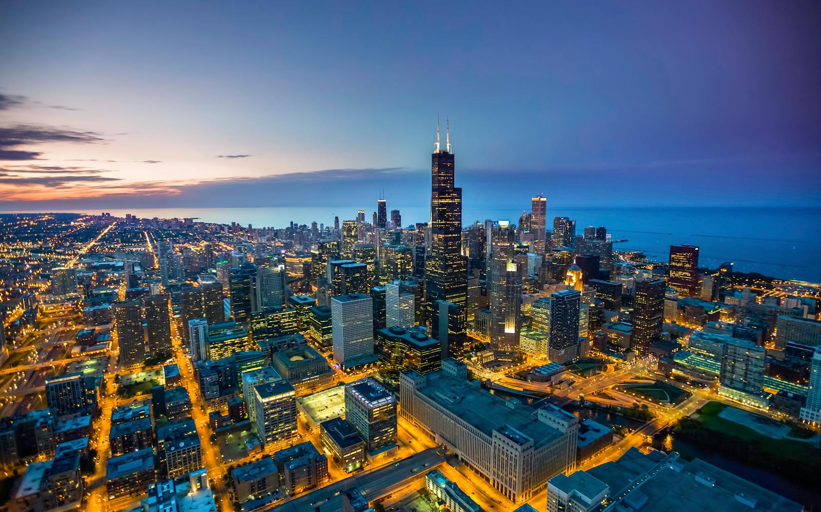 Вид с воздуха на Skydeck Chicago в сумерках