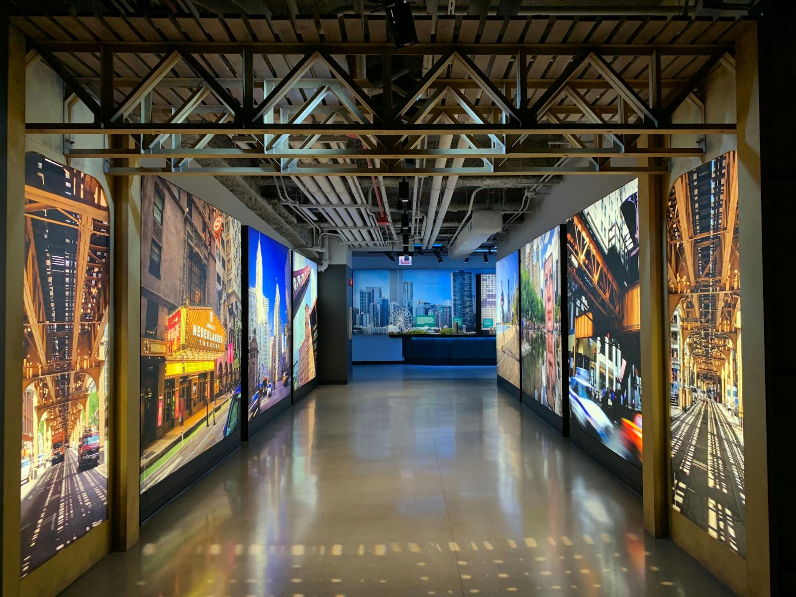 拥有城市图像墙的Skydeck Chicago